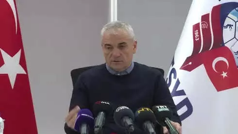 Rıza Çalımbay: 'Bazı Şeylere Girmiyoruz, Girersek O Camia Karışır' Rıza Çalımbay: 'Bazı Şeylere Girmiyoruz, Girersek O Camia Karışır'