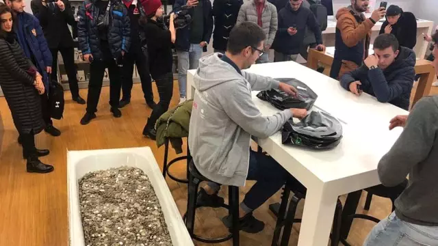 Video | Rus Genç Yeni İphone Xs in Parasını Bir Küvet ...