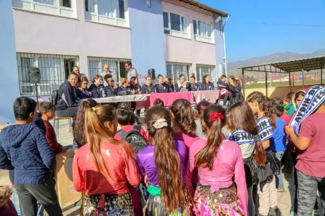 Aydın'ın Sultanları Kocagürlü Çocuklarla Maç Yaptı Aydın'ın Sultanları Kocagürlü Çocuklarla Maç Yaptı