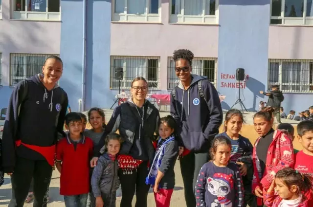 Aydın'ın Sultanları Kocagürlü Çocuklarla Maç Yaptı Aydın'ın Sultanları Kocagürlü Çocuklarla Maç Yaptı