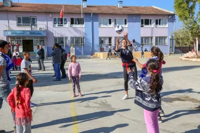 Aydın'ın Sultanları Kocagürlü Çocuklarla Maç Yaptı Aydın'ın Sultanları Kocagürlü Çocuklarla Maç Yaptı