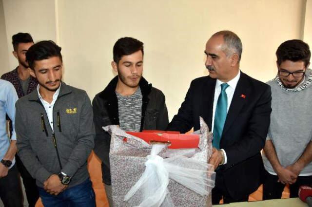 Belediye Başkanı, Sokakta Yorganla Dolaşan Öğrencileri Ziyaret Etti