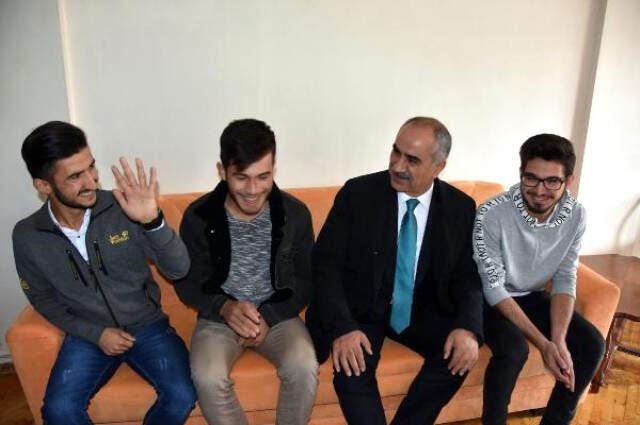 Belediye Başkanı, Sokakta Yorganla Dolaşan Öğrencileri Ziyaret Etti