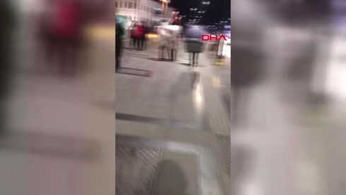 Belediye Başkanı, Sokakta Yorganla Dolaşan Gençleri Ziyaret Etti-Yeniden