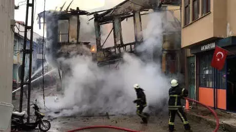 Bursa'da Yangın Çıkan Tarihi Ahşap Bina Çöktü (1)