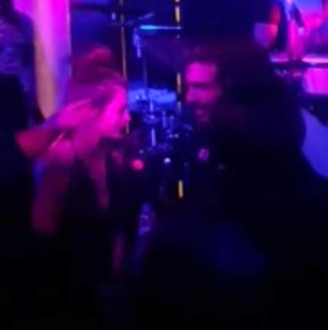 Erkenci Kuş Dizisinin Başrol Oyuncuları Demet Özdemir ve Can Yaman Gece Hayatında Görüntülendi