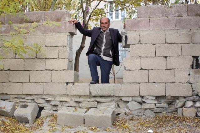 Evine Giden Tüm Yollar Kapanınca Komşusunun Duvarında Açılan Delikten Evine Gidiyor