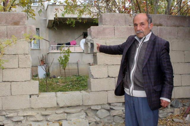 Evine Giden Tüm Yollar Kapanınca Komşusunun Duvarında Açılan Delikten Evine Gidiyor