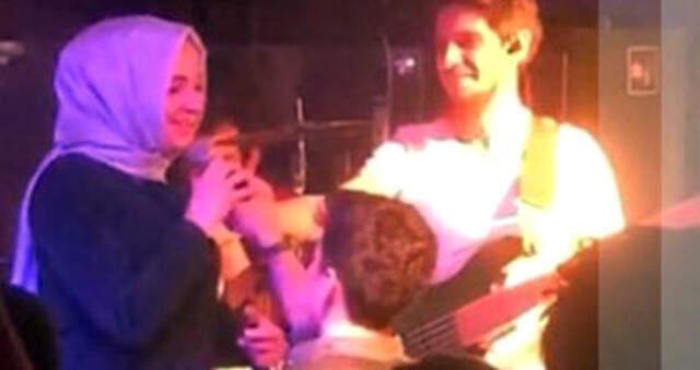 Gece Kulübünde Sahneye Çıkan Genç, Kız Arkadaşına Evlilik Teklif Etti