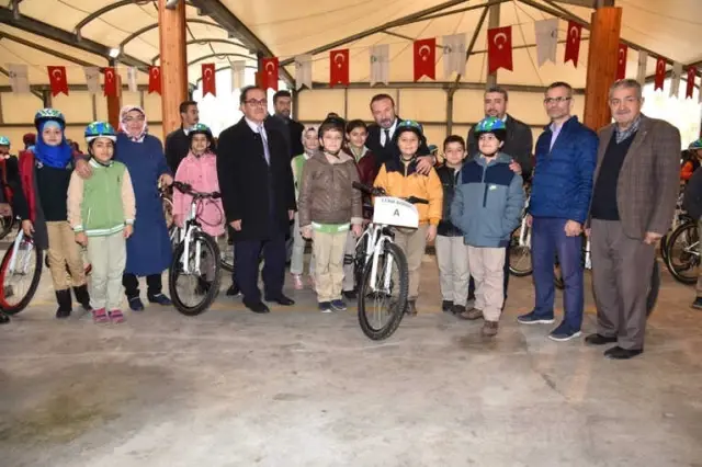 İzmitli Çocuklar Bisikletlerine Kavuştu İzmitli Çocuklar Bisikletlerine Kavuştu