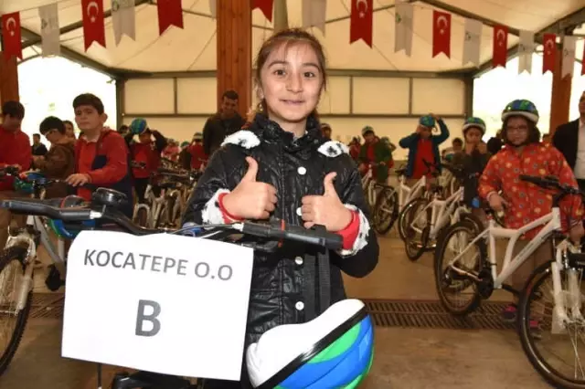 İzmitli Çocuklar Bisikletlerine Kavuştu İzmitli Çocuklar Bisikletlerine Kavuştu