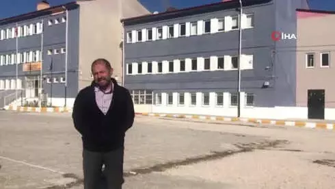 Kayserili Okul Müdürü 5 Bin TL Masrafı Çok Buldu, Okulu Tek Başına Boyadı Kayserili Okul Müdürü 5 Bin TL Masrafı Çok Buldu, Okulu Tek Başına Boyadı