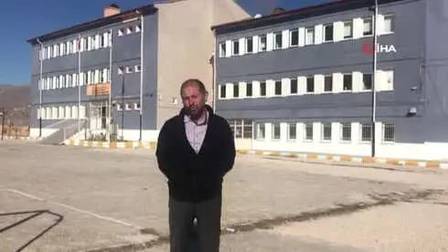 Kayserili Okul Müdürü 5 Bin TL Masrafı Çok Buldu, Okulu Tek Başına Boyadı Kayserili Okul Müdürü 5 Bin TL Masrafı Çok Buldu, Okulu Tek Başına Boyadı