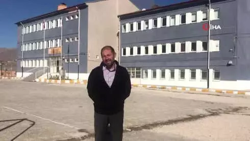 Kayserili Okul Müdürü 5 Bin TL Masrafı Çok Buldu, Okulu Tek Başına Boyadı Kayserili Okul Müdürü 5 Bin TL Masrafı Çok Buldu, Okulu Tek Başına Boyadı
