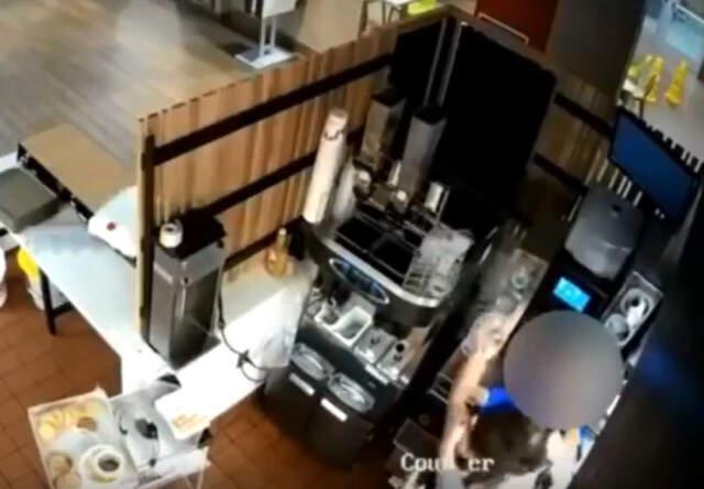Ketçabı Az Bulan Kadın Müşteri, Ünlü Fast Food Restoranı Müdürünü Boğmaya Kalktı
