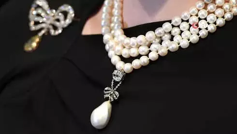Marie Antoinette'e Ait İnci Kolye Rekor Fiyata Satıldı Marie Antoinette'e Ait İnci Kolye Rekor Fiyata Satıldı
