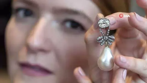 Marie Antoinette'e Ait İnci Kolye Rekor Fiyata Satıldı Marie Antoinette'e Ait İnci Kolye Rekor Fiyata Satıldı