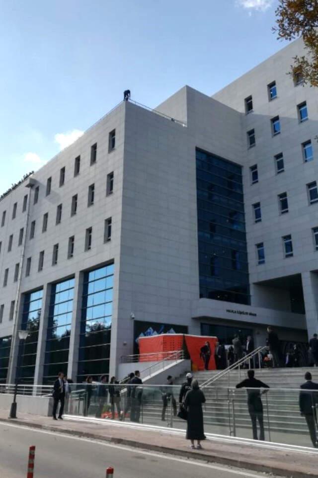 Meclis Çatısında İntihara Kalkışan Vatandaşa 10 Bin Lira Teklif Eden AK Partili Vekil: Bütün Servetimi Harcarım