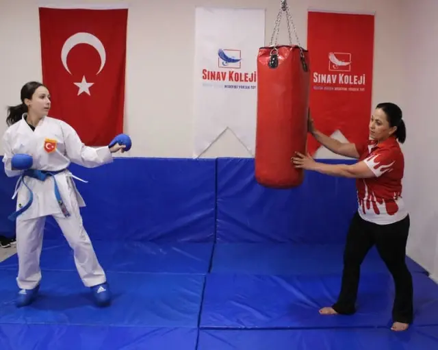 Hem Annesi Hem Antrenörü: 'Karateci Anne-kız' Hem Annesi Hem Antrenörü: 'Karateci Anne-kız'