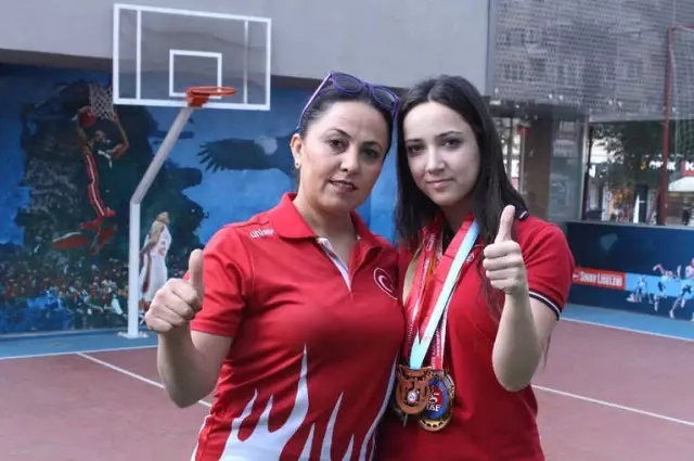 Hem Annesi Hem Antrenörü: 'Karateci Anne-kız' Hem Annesi Hem Antrenörü: 'Karateci Anne-kız'