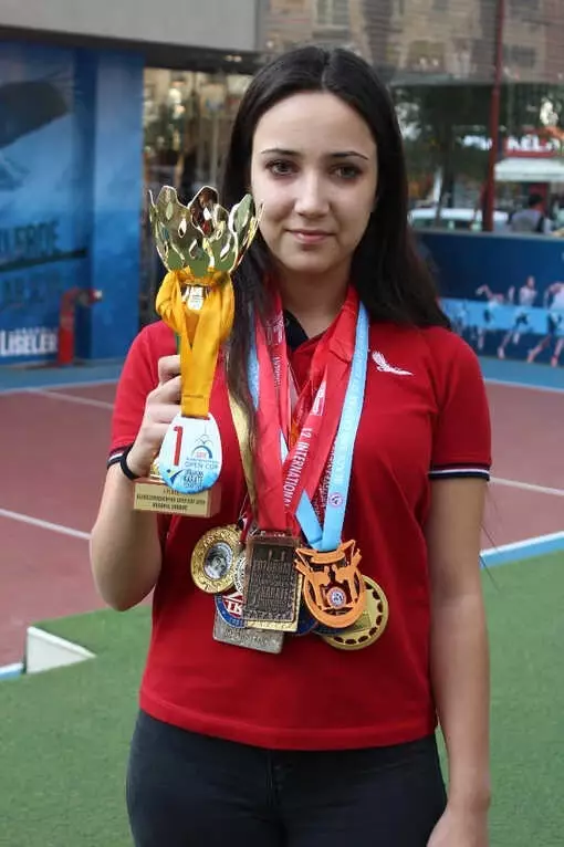 Hem Annesi Hem Antrenörü: 'Karateci Anne-kız' Hem Annesi Hem Antrenörü: 'Karateci Anne-kız'