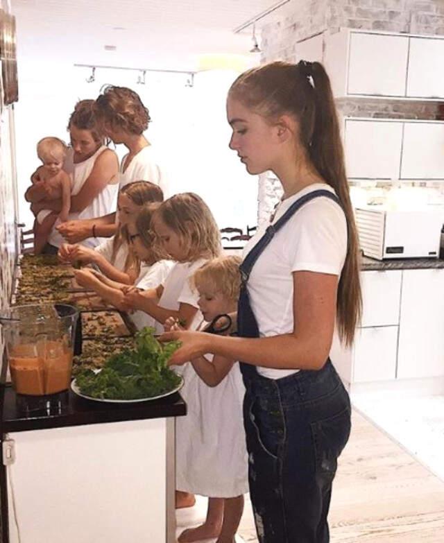Sosyal Medya Fenomeni 10 Çocuk Annesi, Fiziğiyle Göz Dolduruyor