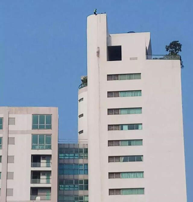 Vücudunu Paramparça Ettikleri Adamı, Gökdelenin 31'inci Katından Sarkıttılar