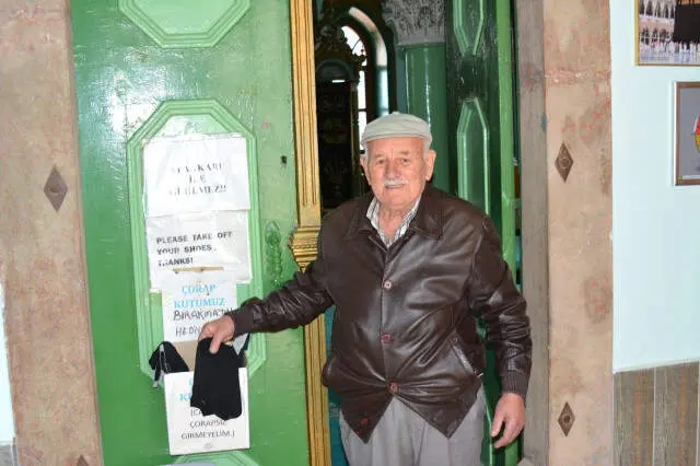 Camide Hijyen İçin Köy İmamının 'Askıda Çorap' Projesi İlgi Çekti