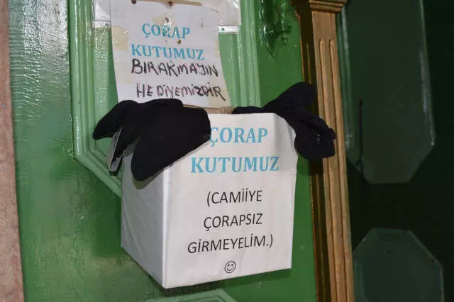 Camide Hijyen İçin Köy İmamının 'Askıda Çorap' Projesi İlgi Çekti