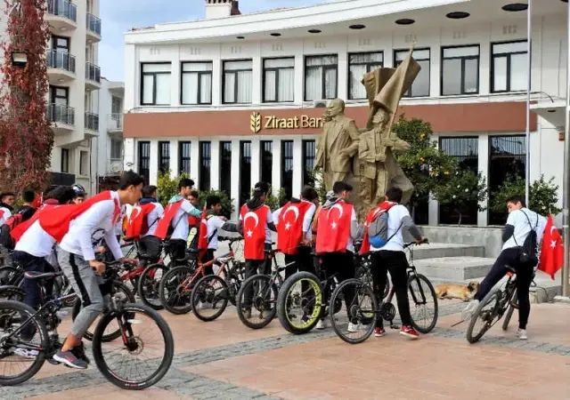 Çeşmeli Öğrenciler Atatürk Sevgisiyle Pedal Bastı Çeşmeli Öğrenciler Atatürk Sevgisiyle Pedal Bastı