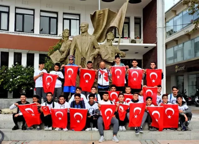 Çeşmeli Öğrenciler Atatürk Sevgisiyle Pedal Bastı Çeşmeli Öğrenciler Atatürk Sevgisiyle Pedal Bastı