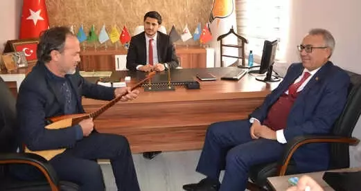 Kaymakam, Görevinden İstifa Edip, 'Dombra' Eşliğinde Aday Adayı Oldu Kaymakam, Görevinden İstifa Edip, 'Dombra' Eşliğinde Aday Adayı Oldu
