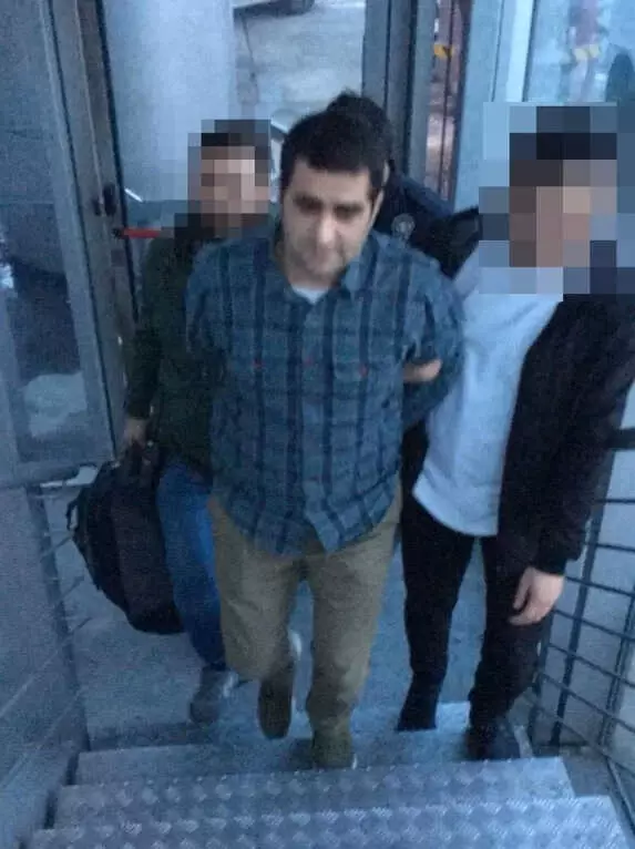 Pedofili Suçundan Sınır Dışı Edilen Fetö'cü İstanbul'a Getirildi Pedofili Suçundan Sınır Dışı Edilen Fetö'cü İstanbul'a Getirildi