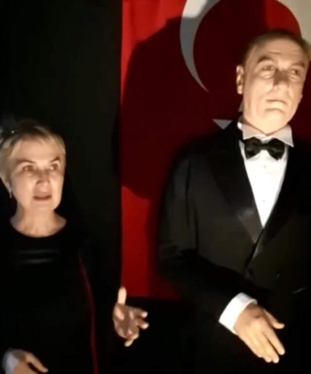 Samsun'daki Bir AVM'de Atatürk'e Benzemeyen Balmumu Heykelinin Sergilenmesi Tepki Çekti