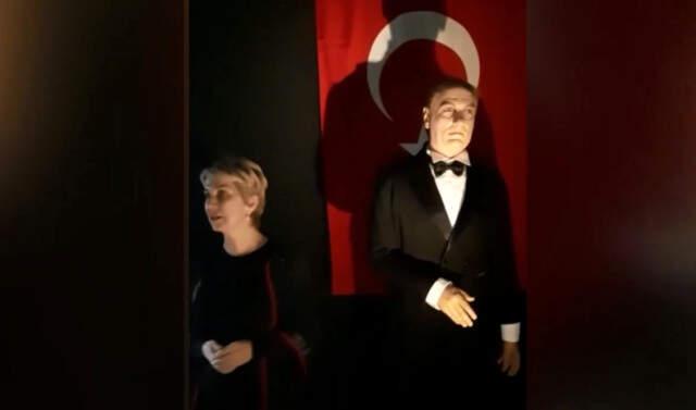 Samsun'daki Bir AVM'de Atatürk'e Benzemeyen Balmumu Heykelinin Sergilenmesi Tepki Çekti