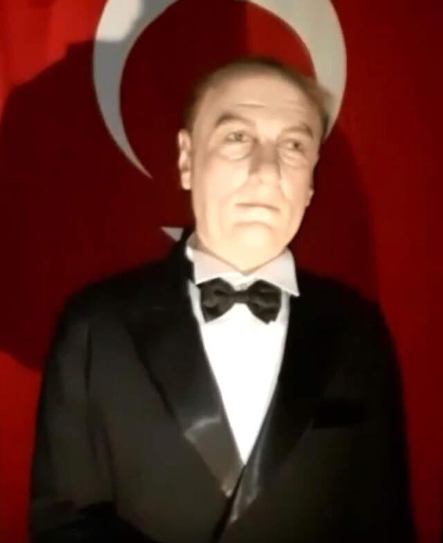 Samsun'daki Bir AVM'de Atatürk'e Benzemeyen Balmumu Heykelinin Sergilenmesi Tepki Çekti