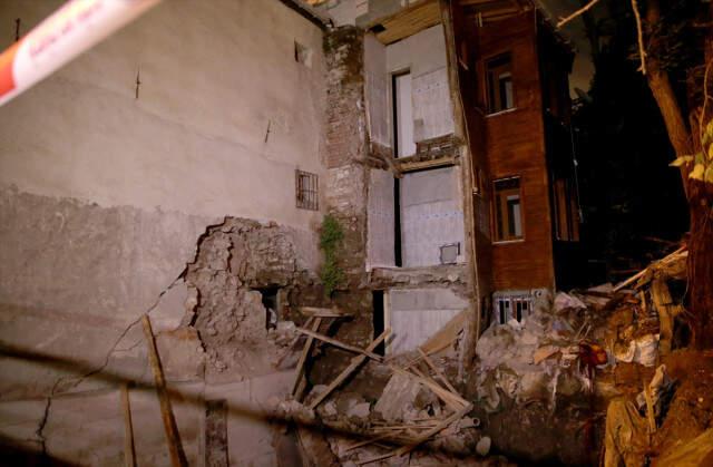 Son Dakika! İstanbul'da Çökme Tehlikesi Yaşayan İki Bina Boşaltıldı! Bölgeye Çok Sayıda Ekip Sevk Edildi