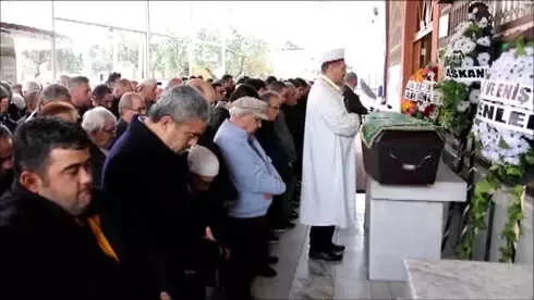 Almanya'da Raylara Düşen Kişiyi Kurtarırken Ölen Genç Toprağa Verildi Almanya'da Raylara Düşen Kişiyi Kurtarırken Ölen Genç Toprağa Verildi