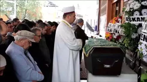 Almanya'da Raylara Düşen Kişiyi Kurtarırken Ölen Genç Toprağa Verildi Almanya'da Raylara Düşen Kişiyi Kurtarırken Ölen Genç Toprağa Verildi