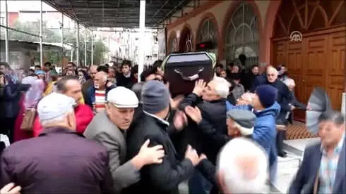 Almanya'da Raylara Düşen Kişiyi Kurtarırken Ölen Genç Toprağa Verildi Almanya'da Raylara Düşen Kişiyi Kurtarırken Ölen Genç Toprağa Verildi