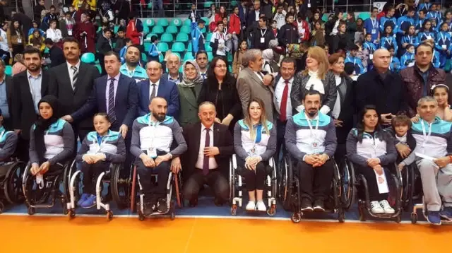 Bağcılar'da Başarılı Gençler Ödüllendirildi