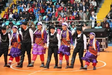 Başarılı Gençler Geleneksel 23'üncü Gençlik Şöleni'nde Ödüllendirildi