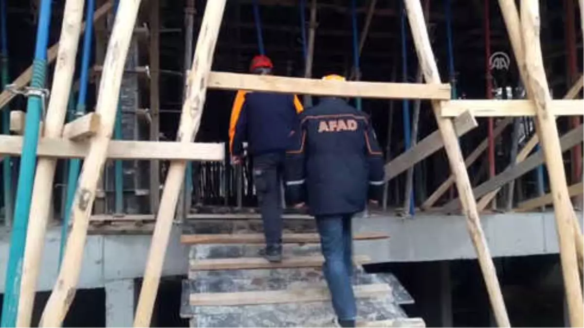 Konyada bina inşaatında kalıp çöktü: 2 işçi yaralı Konyada bina inşaatında kalıp çöktü: 2 işçi yaralı