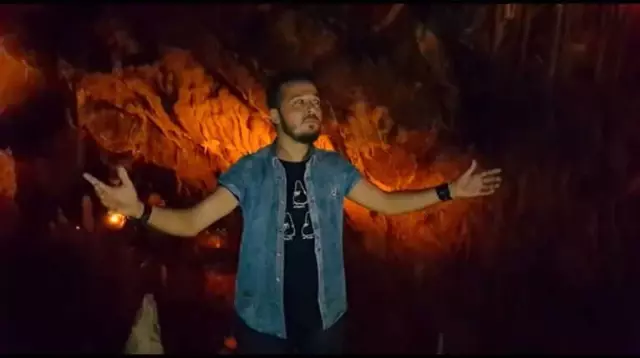 Mağarada Şarkı Söyledi, Yarasalardan Özür Diledi Mağarada Şarkı Söyledi, Yarasalardan Özür Diledi