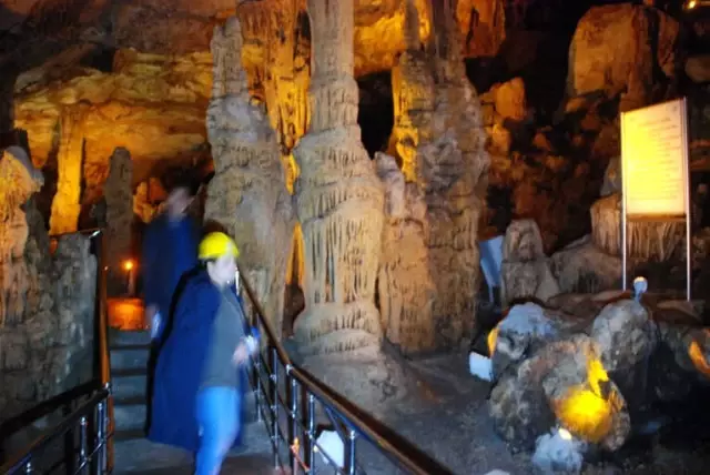 Mağarada Şarkı Söyledi, Yarasalardan Özür Diledi Mağarada Şarkı Söyledi, Yarasalardan Özür Diledi