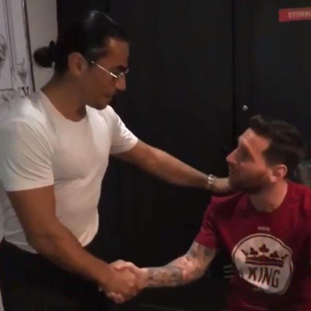 Nusret, Dünyaca Ünlü Futbolcular Messi ve Paul Pogba'ya 'Saltbae' Hareketini Yaptırdı