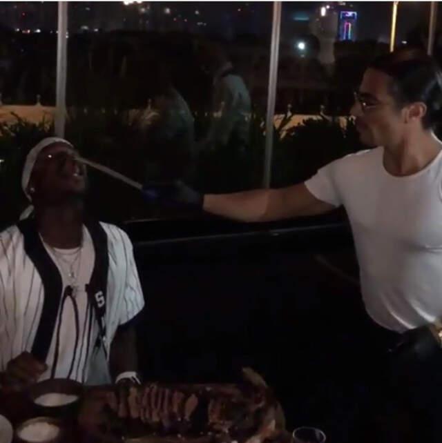 Nusret, Dünyaca Ünlü Futbolcular Messi ve Paul Pogba'ya 'Saltbae' Hareketini Yaptırdı