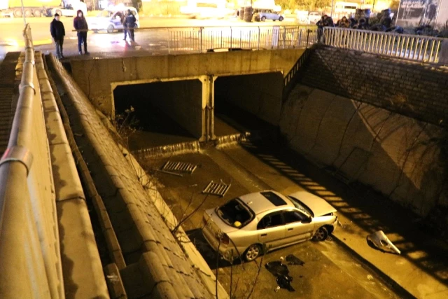 Sancaktepe'de Otomobil Su Kanalına Uçtu Haberler
