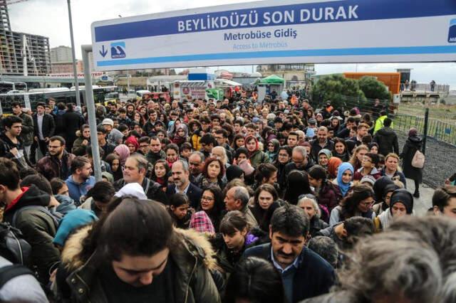 Vatandaşlar, TÜYAP'a Akın Etti! Üst Geçit Yetmedi, Polis Yolu Kesti