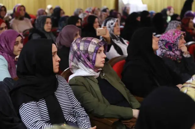 Emine Şenlikoğlu: 'İslami Kesim Psikolojik Savaş Yapmayı Bilmiyor' Emine Şenlikoğlu: 'İslami Kesim Psikolojik Savaş Yapmayı Bilmiyor'